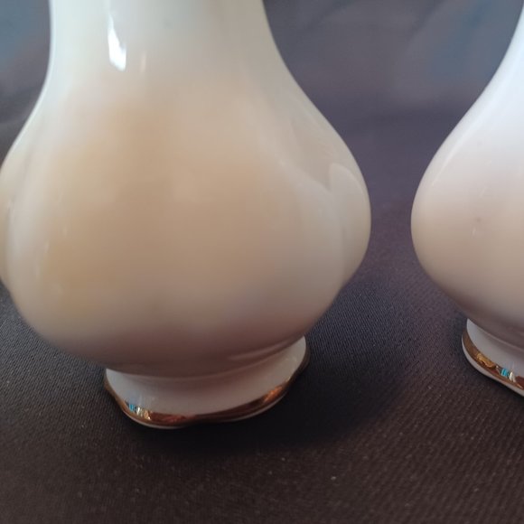 Vintage Royal Albert Val D'Or Salt and Pepper shakers. - Picture 6 of 10
